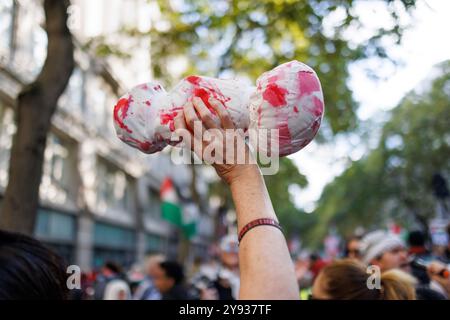 Circa 200 mila persone marciarono da Russell Sq. A Whitehall, chiedendo la fine delle violazioni dei diritti umani di Israele, la cessazione delle vendite di armi a Israele e un cessate il fuoco immediato. Foto Stock