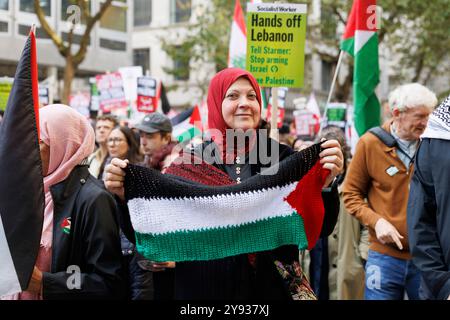 Circa 200 mila persone marciarono da Russell Sq. A Whitehall, chiedendo la fine delle violazioni dei diritti umani di Israele, la cessazione delle vendite di armi a Israele e un cessate il fuoco immediato. Foto Stock