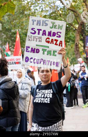 Circa 200 mila persone marciarono da Russell Sq. A Whitehall, chiedendo la fine delle violazioni dei diritti umani di Israele, la cessazione delle vendite di armi a Israele e un cessate il fuoco immediato. Foto Stock