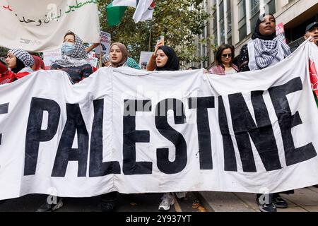 Circa 200 mila persone marciarono da Russell Sq. A Whitehall, chiedendo la fine delle violazioni dei diritti umani di Israele, la cessazione delle vendite di armi a Israele e un cessate il fuoco immediato. Foto Stock