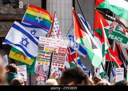 I manifestanti pro-Palestina e pro-Israele si incontrano all'Aldwych, Londra, Regno Unito. Circa 200 mila persone marciarono da Russell Sq. A Whitehall, chiedendo la fine delle violazioni dei diritti umani di Israele, la cessazione delle vendite di armi a Israele e un cessate il fuoco immediato. Foto Stock