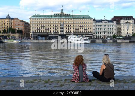 Stoccolma, Svezia - 29 luglio 2024: Un popolo sul canale lungomare di Stoccolma Foto Stock