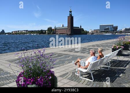 Stoccolma, Svezia - 30 luglio 2024: Un popolo sul canale lungomare di Stoccolma Foto Stock