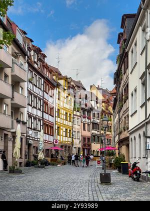 NORIMBERGA, GERMANIA - 25 LUGLIO 2023: Strada con vecchie case in legno nel centro storico di Norimberga. Norimberga è la seconda città più grande dello stato della Baviera Foto Stock