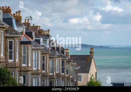 Vista in cima alla collina delle tipiche case inglesi sulla costa di Penzance, Cornovaglia Foto Stock