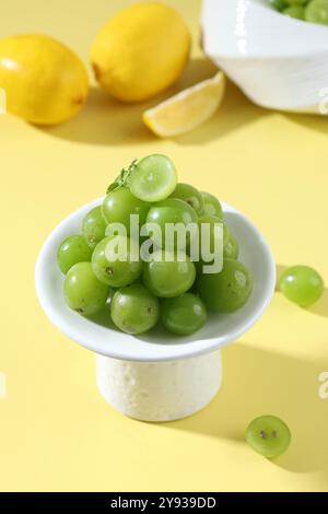 Shine Muscat Grape su sfondo giallo Foto Stock