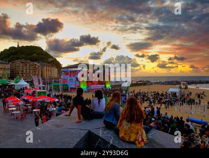 Terrazze sulla spiaggia di la Zurriola, Jazz Festival, Donostia, San Sebastian, Gipuzkoa, paesi Baschi, Spagna. Foto Stock