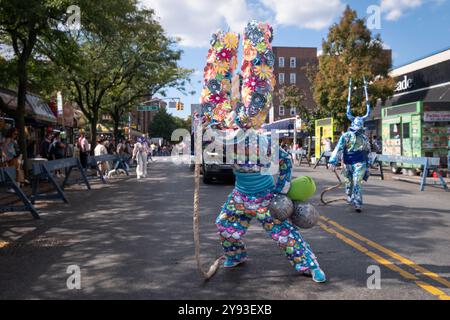 Una ballerina in un fantastico costume che marcia nella Parata Dominicana a Jackson Heights. Si romperà la corda come una frusta. Foto Stock