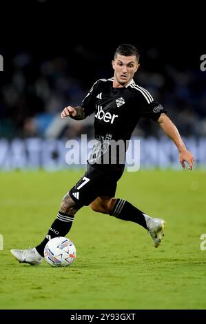 Napoli, Italia. 4 ottobre 2024. Gabriel Strefezza di Como 1907 durante il match di serie A Enilive tra SSC Napoli e Como 1907 allo Stadio Diego Armando Maradona il 4 ottobre 2024 a Napoli, Italia Credit: Giuseppe Maffia/Alamy Live News Foto Stock