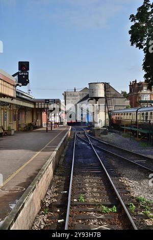 Paignton Queens Park station, South Devon, il capolinea settentrionale della Dartmouth Steam Railway, visto da un treno in partenza. Foto Stock