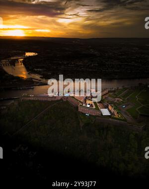 Vista aerea della Fortezza di Ehrenbreitstein al tramonto, affacciata sulla confluenza dei fiumi Reno e Mosella a Coblenza, Germania. Foto Stock