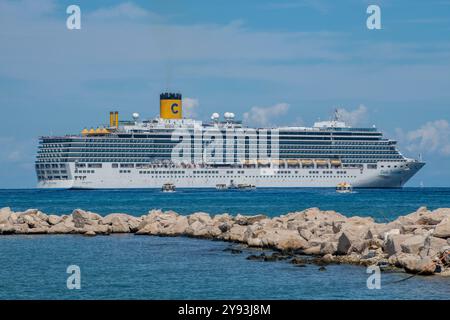 La nave da crociera Costa deliziosa ancorata al largo della città di Zante o della città di Zante in Grecia, Foto Stock