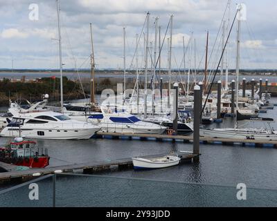 Vista del porto turistico di Troon Yacht Haven, un famoso porto e cantiere navale sulla costa occidentale della Scozia. Foto Stock