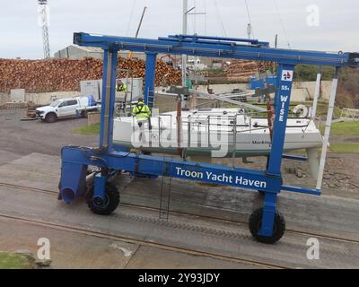 Primo piano del paranco dello scalo a Troon Yacht Haven, durante l'operazione di sollevamento di uno yacht dal porto al cantiere navale per riparazioni o rimessaggio invernale. Foto Stock