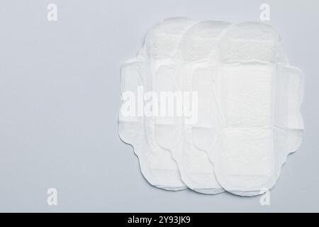Prodotti per l'igiene femminile o imbottitura sanitaria su sfondo colorato. Colore pastello. Primo piano. Spazio vuoto per il testo. Igiene quotidiana femminile. Foto Stock