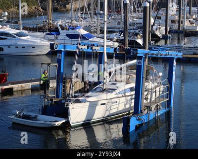 Primo piano del paranco dello scalo a Troon Yacht Haven, durante l'operazione di sollevamento di uno yacht dal porto al cantiere navale per riparazioni o rimessaggio invernale. Foto Stock