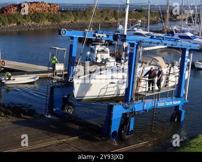 Primo piano del paranco dello scalo a Troon Yacht Haven, durante l'operazione di sollevamento di uno yacht dal porto al cantiere navale per riparazioni o rimessaggio invernale. Foto Stock