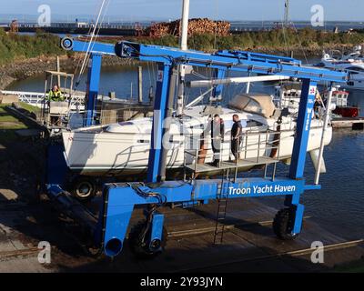 Primo piano del paranco dello scalo a Troon Yacht Haven, durante l'operazione di sollevamento di uno yacht dal porto al cantiere navale per riparazioni o rimessaggio invernale. Foto Stock