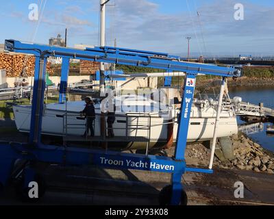 Primo piano del paranco dello scalo a Troon Yacht Haven, durante l'operazione di sollevamento di uno yacht dal porto al cantiere navale per riparazioni o rimessaggio invernale. Foto Stock