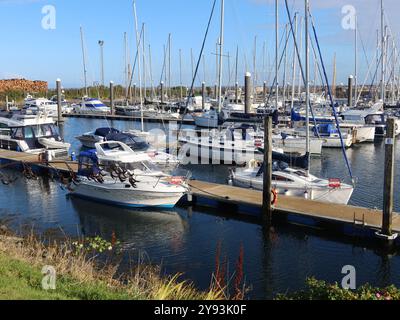 Yacht ormeggiati nel porto turistico di Troon Yacht Haven, una struttura portuale protetta per i proprietari di imbarcazioni sulla costa occidentale della Scozia. Foto Stock