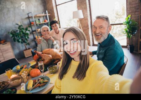 Foto di un allegro incontro di famiglia che mangia la cena del giorno di ringraziamento scatta foto di buon umore divertendoti a casa in casa Foto Stock