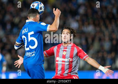 Dimitri Bisoli del Brescia calcio FC contrasta con Leonardo Sernicola della US Cremonese durante la scommessa sul campionato italiano di calcio di serie B. Foto Stock