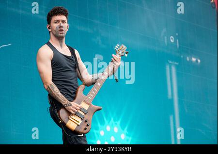 29 giugno 2024: Tūranga Morgan-Edmonds si esibisce con armi aliene all'Hellfest Open Air festival di Clisson, in Francia Foto Stock