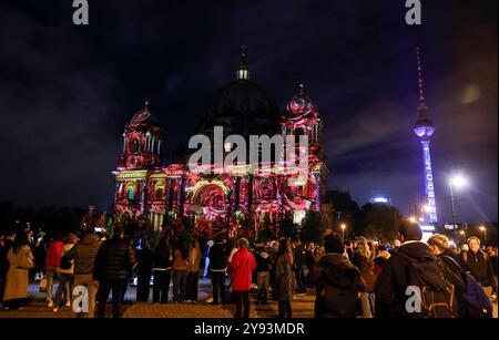 Festival delle luci Festival delle luci, beleuchteter Berliner Dom und Fernsehturm, 07.10.2024. Berlin Berlin Deutschland *** Festival delle luci Festival delle luci, Cattedrale di Berlino illuminata e Torre della televisione, 07 10 2024 Berlino Berlino Germania Foto Stock