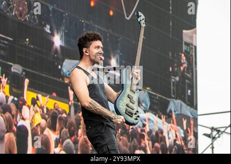 29 giugno 2024: Tūranga Morgan-Edmonds si esibisce con armi aliene all'Hellfest Open Air festival di Clisson, in Francia Foto Stock