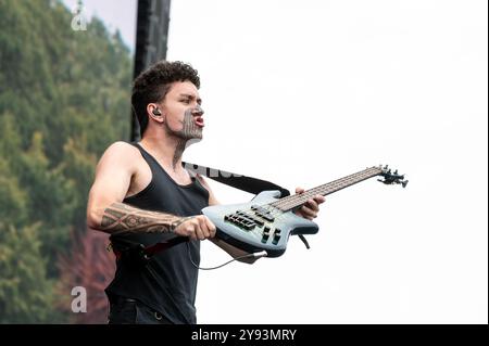 29 giugno 2024: Tūranga Morgan-Edmonds si esibisce con armi aliene all'Hellfest Open Air festival di Clisson, in Francia Foto Stock