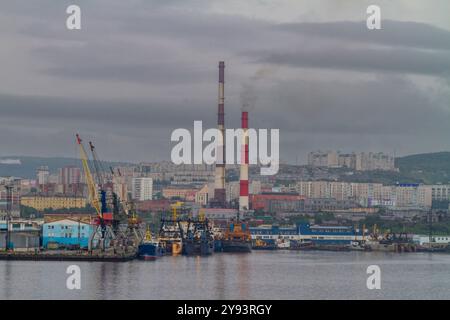 Una vista della città portuale russa industriale e militarizzata di Murmansk sulla costa settentrionale della penisola di Kola, Oblast di Murmansk, Russia, Artico Foto Stock