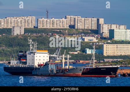 Una vista della città portuale russa industriale e militarizzata di Murmansk sulla costa settentrionale della penisola di Kola, Oblast di Murmansk, Russia, Artico Foto Stock