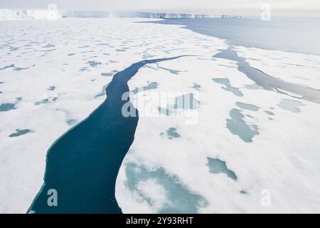 Vista di Austfonna, una calotta di ghiaccio situata su Nordaustlandet nell'arcipelago delle Svalbard in Norvegia, Artico, Europa Foto Stock