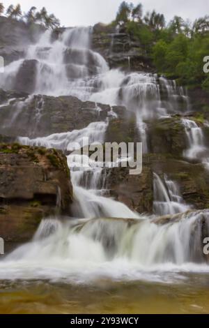 Vista di una cascata attiva appena fuori dalla città di Oslo, Norvegia, Scandinavia, Europa Foto Stock