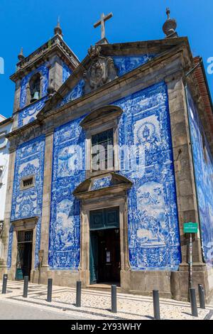 Piastrelle blu (Azulejos) all'esterno della Cappella di Santa Catarina (Cappella delle anime), sito patrimonio dell'umanità dell'UNESCO, Porto, Norte, Portogallo, Europa Foto Stock