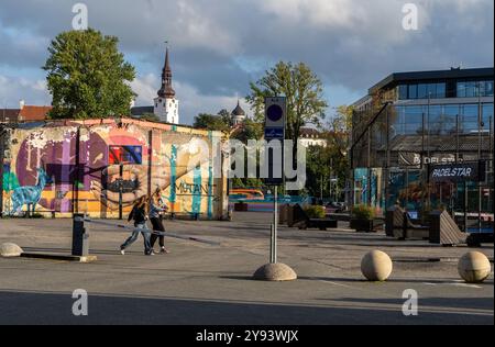 Visitatori del rinnovato quartiere Rotermann a Tallinn, Estonia, Europa Foto Stock