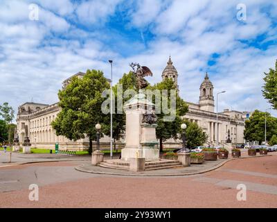 South African War Memorial e Cardiff Crown Court, Cardiff, Galles, Regno Unito, Europa Foto Stock