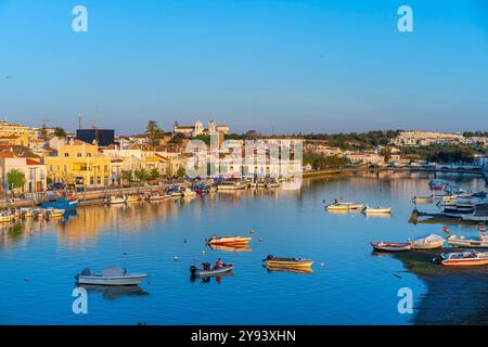Vista sul fiume Gilao, dal ponte Descobrimentos, Tavira, Algarve, Portogallo, Europa Foto Stock