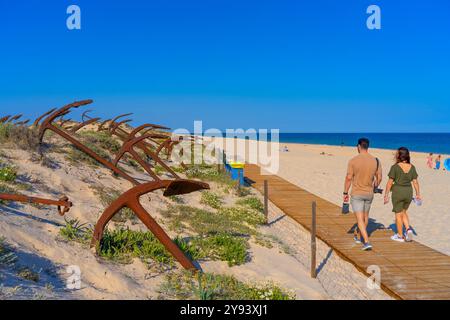 Il cimitero delle ancore, lungo la spiaggia di Barril, Tavira, Algarve, Portogallo, Europa Foto Stock