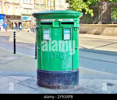 Una casella verde di Dublino in Grafton Street, nel centro di Dublino, Repubblica d'Irlanda, Europa Foto Stock