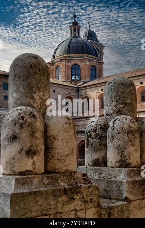 Duomo della Cattedrale di Santa Maria Assunta, città vecchia, patrimonio dell'umanità dell'UNESCO, Urbino, Marche, Italia, Europa Foto Stock