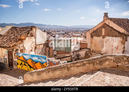 Stradine strette nel quartiere storico di Albaicin a Granada con tipiche case bianche, patrimonio dell'umanità dell'UNESCO, da Mirador de la Lona a Granada, Foto Stock