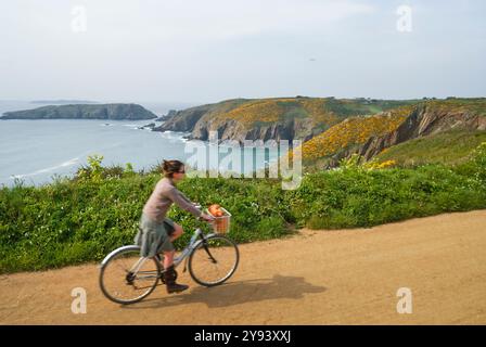 Giro in bicicletta sulla costa lungo la Grand Greve Bay a la Coupee, Sark Island, Bailiwick of Guernsey, British Crown Dependency, Manica, Europa Foto Stock