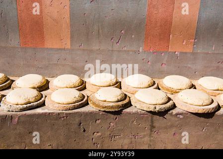 Impasto di pane messo al sole su una panchina in una strada di Daraw, Egitto, Nord Africa, Africa Foto Stock