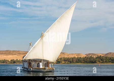 Dahabeah a vela, nave fluviale passeggeri della flotta Lazuli, navigando sul fiume Nilo vicino ad Assuan, Egitto, Nord Africa, Africa Foto Stock