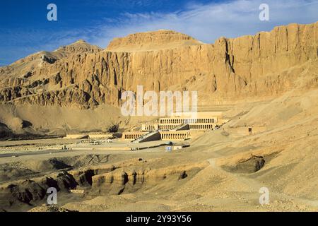 Tempio di Hatshepsut a Deir el-Bahari, patrimonio dell'umanità dell'UNESCO, Tebe, Egitto, Nord Africa, Africa Foto Stock