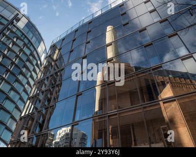 Reflection of Battersea Power Station, Battersea, Londra, Inghilterra, Regno Unito, Europa Foto Stock
