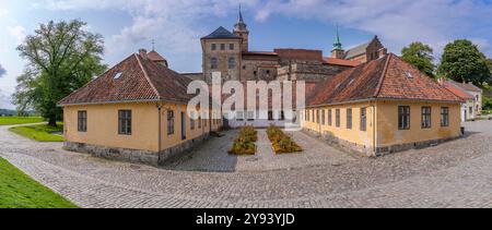 Vista della fortezza di Akershus dall'interno delle mura in una giornata di sole, Oslo, Norvegia, Scandinavia, Europa Foto Stock