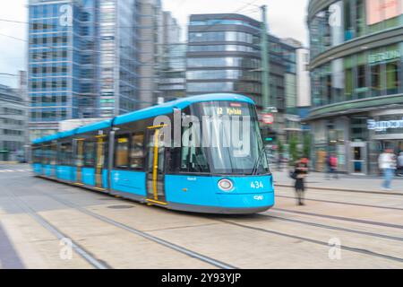 Vista del tram cittadino in movimento a Jernbanetorget, Oslo, Norvegia, Scandinavia, Europa Foto Stock