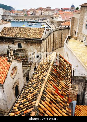 Tetti di Dubrovnik dalle mura della città, Dubrovnik, Croazia, Europa Foto Stock